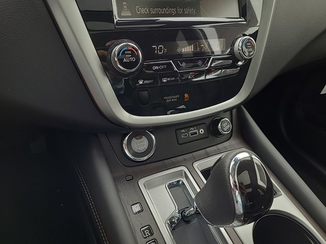 Vehicle image 10 of 12
