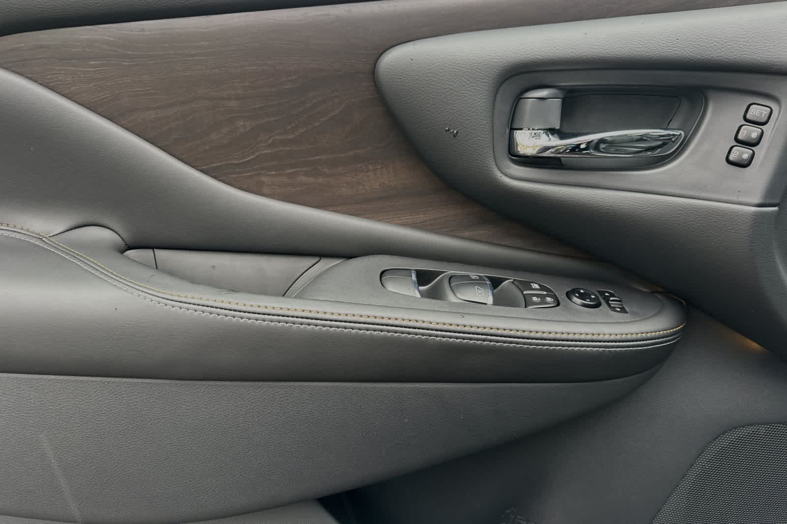 Vehicle image 13 of 28