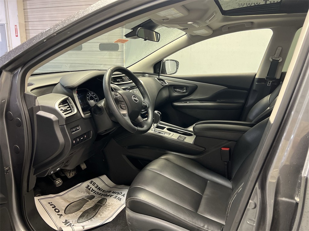Vehicle image 10 of 32
