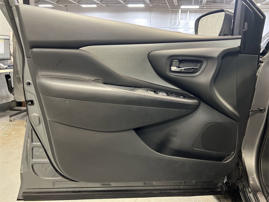 Vehicle image 21 of 32