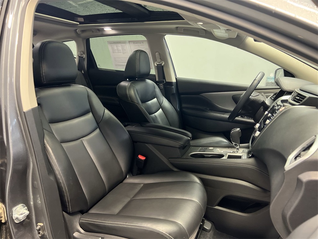 Vehicle image 25 of 32