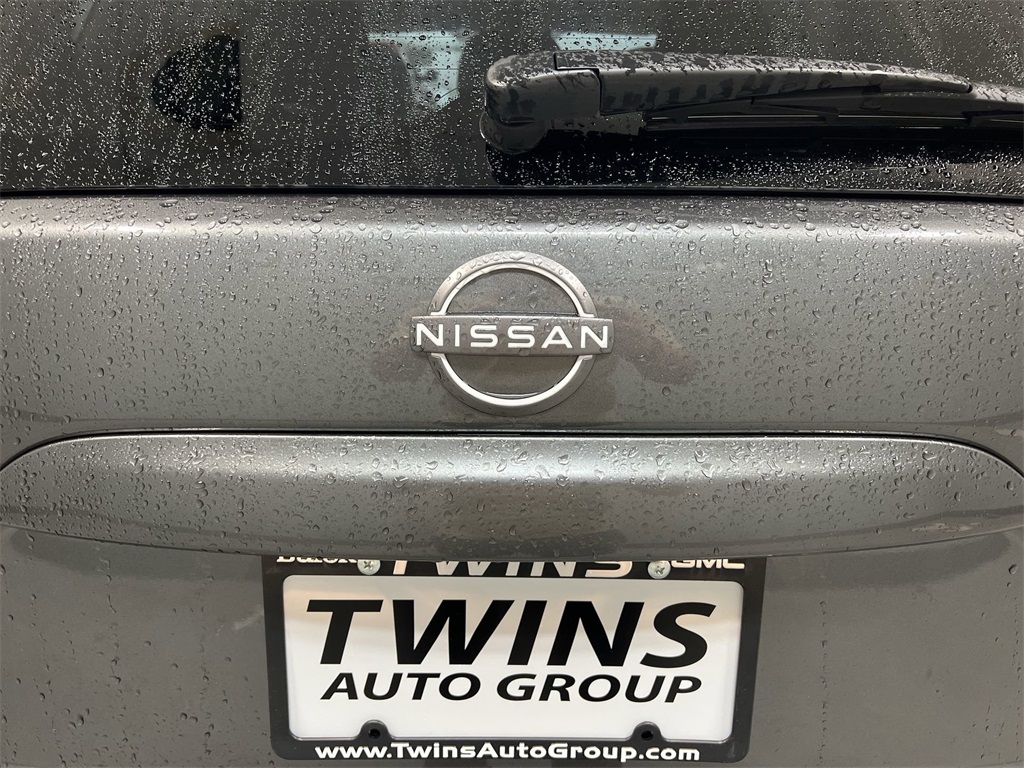 Vehicle image 28 of 32