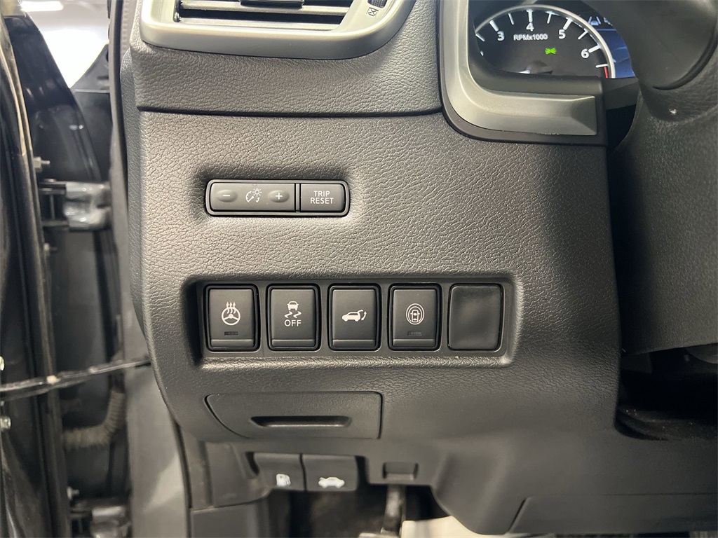 Vehicle image 17 of 32