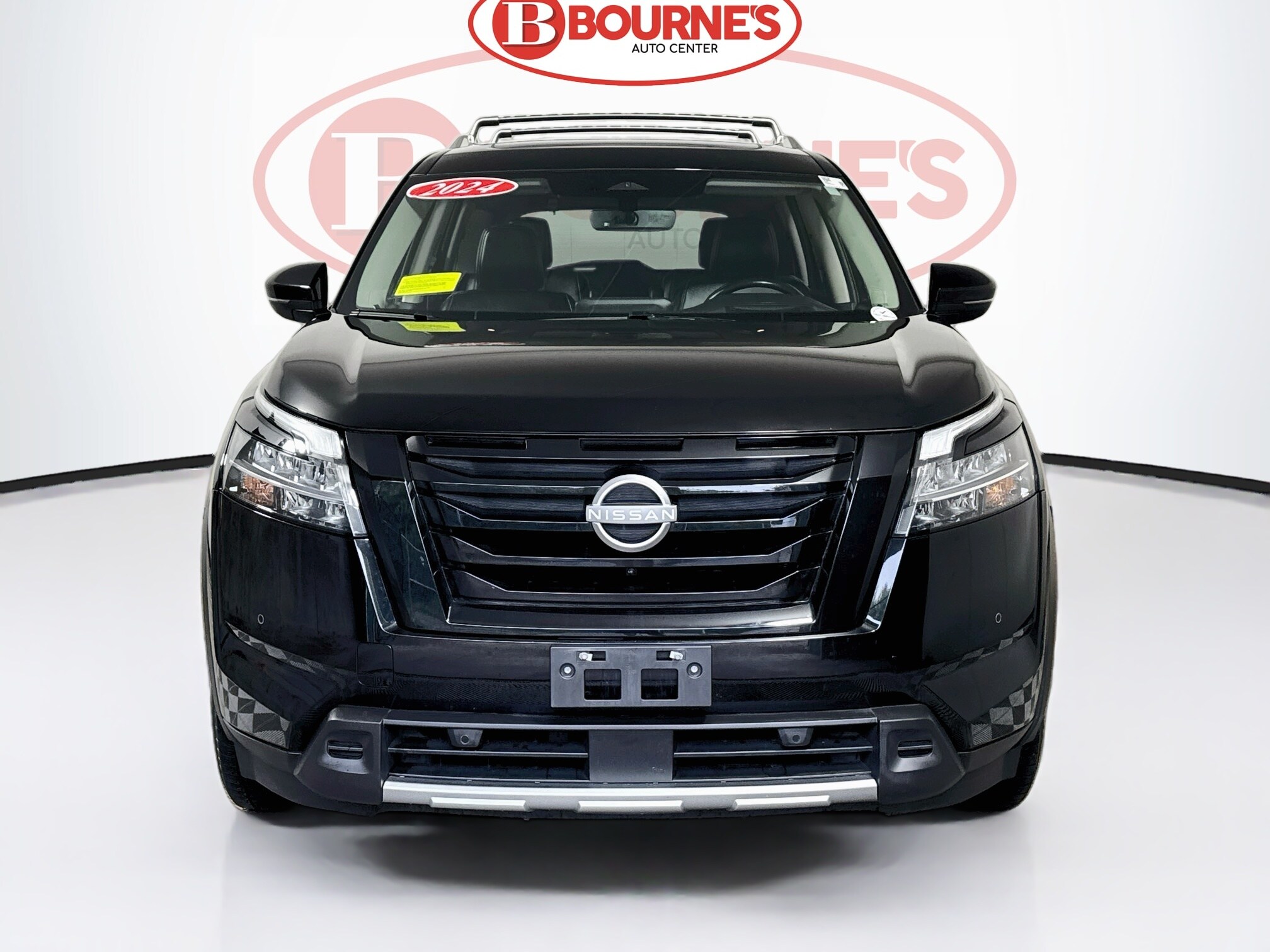 2024 Nissan Pathfinder Platinum Image 2 of 31