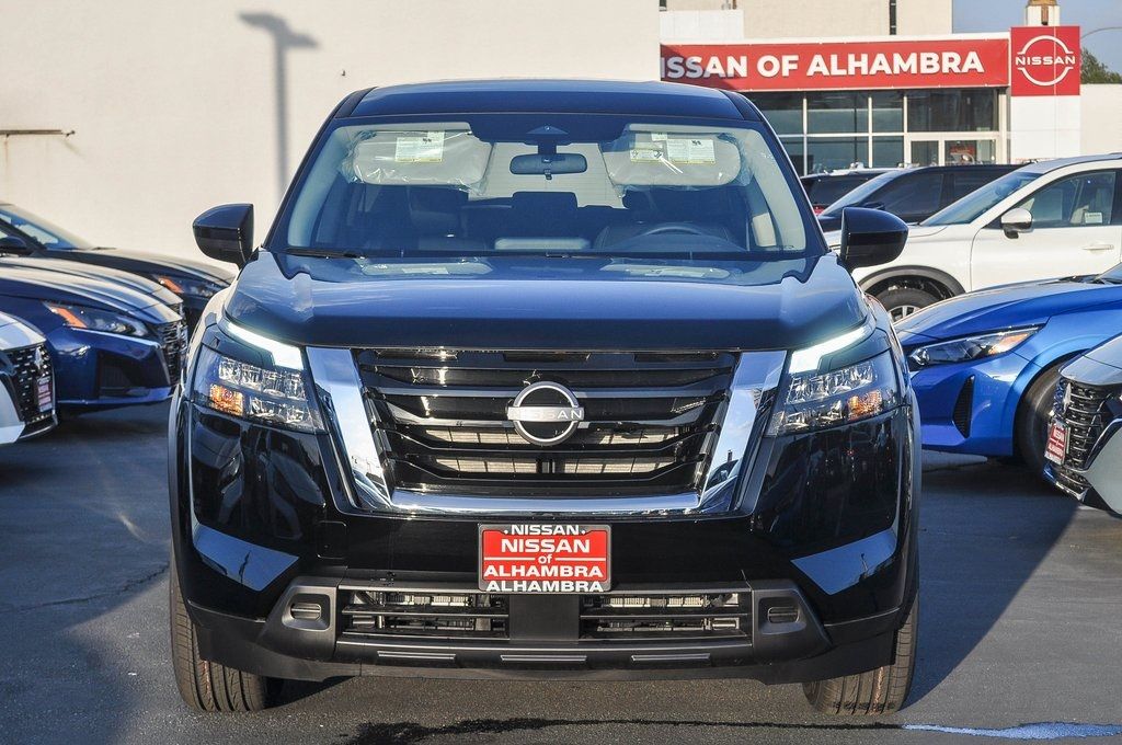 2024 Nissan Pathfinder S Image 2 of 27