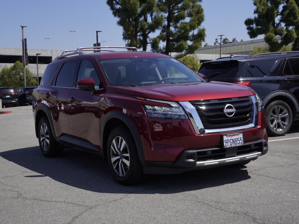 2024 Nissan Pathfinder SL Image 3 of 25