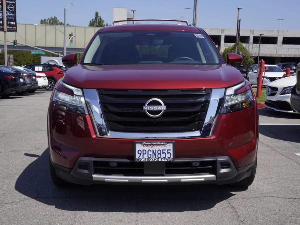2024 Nissan Pathfinder SL Image 2 of 25