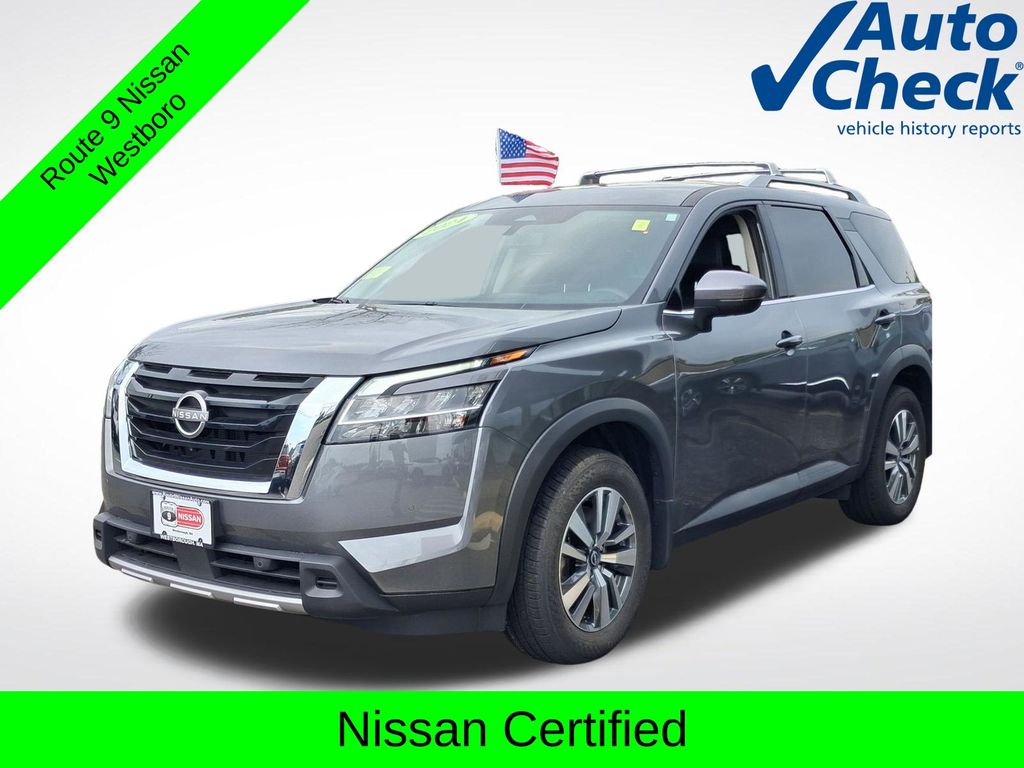 2024 Nissan Pathfinder SL Image 2 of 27