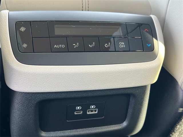 Vehicle image 29 of 33