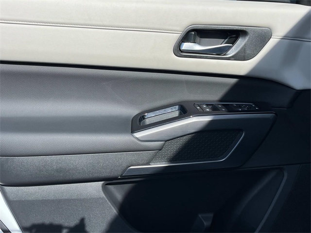 Vehicle image 20 of 33