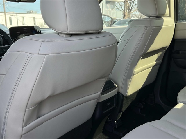 Vehicle image 11 of 33