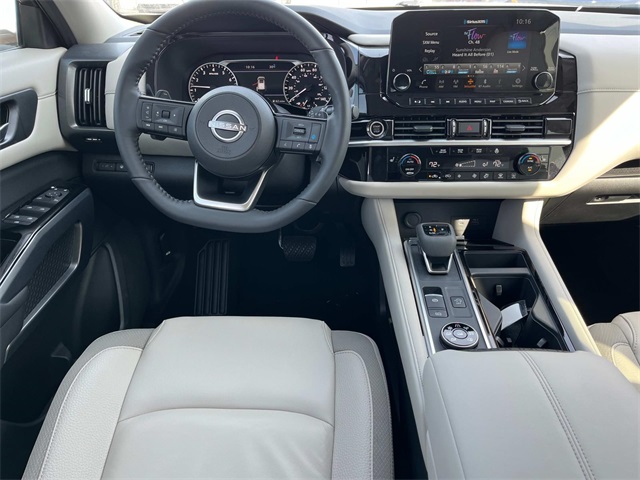 Vehicle image 14 of 33