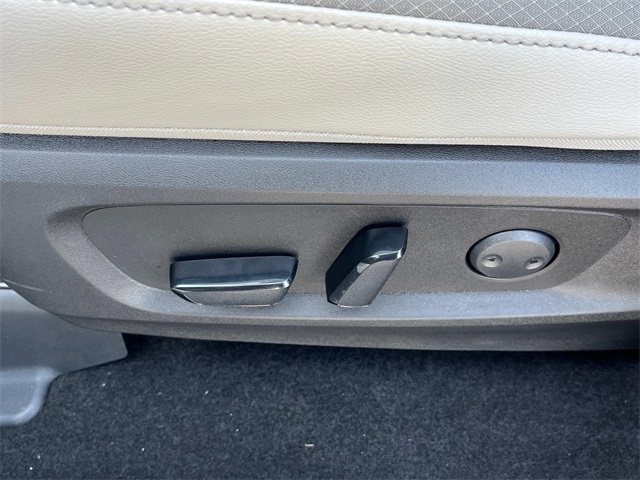 Vehicle image 24 of 33