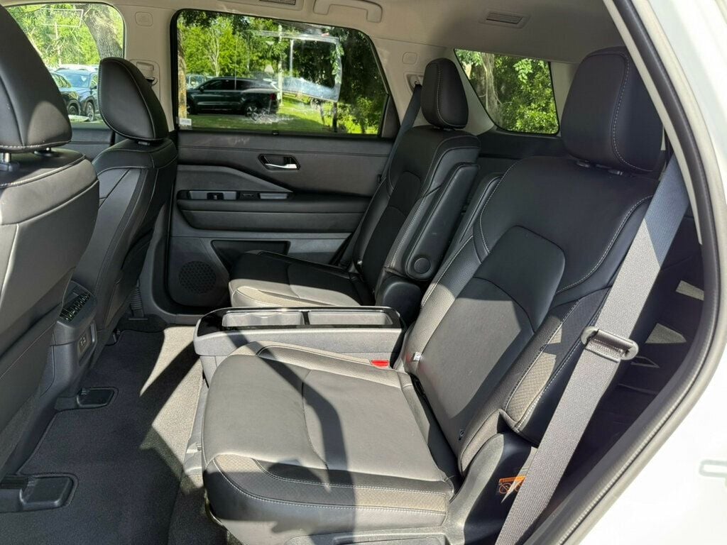 Vehicle image 6 of 11