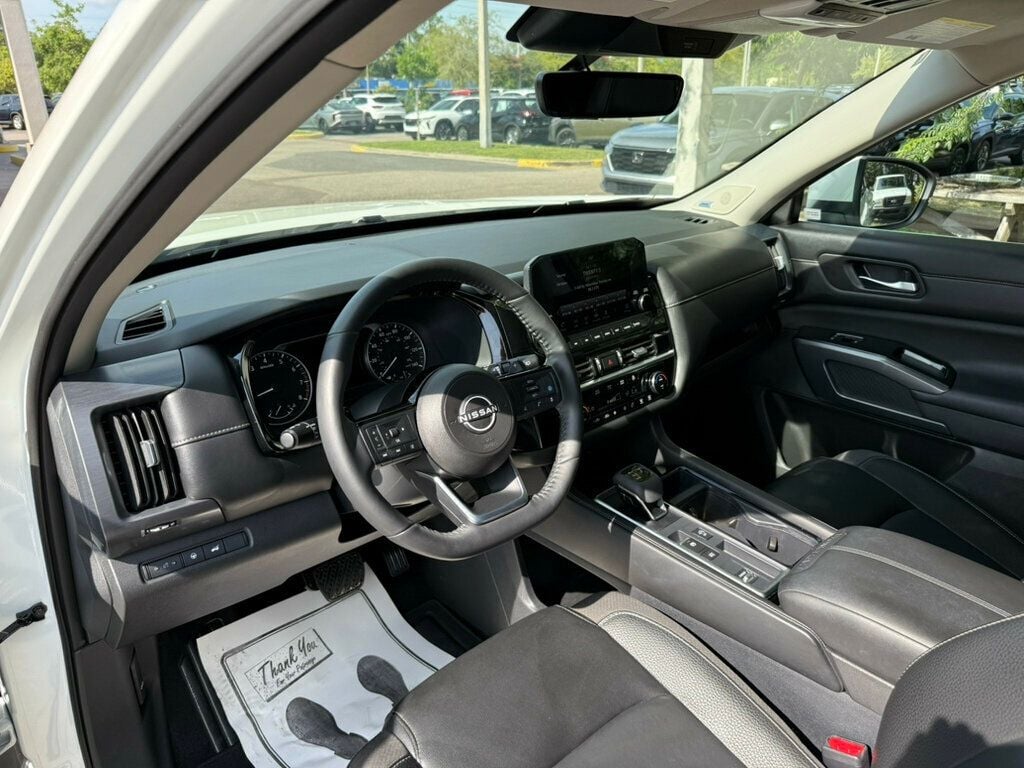 Vehicle image 7 of 11