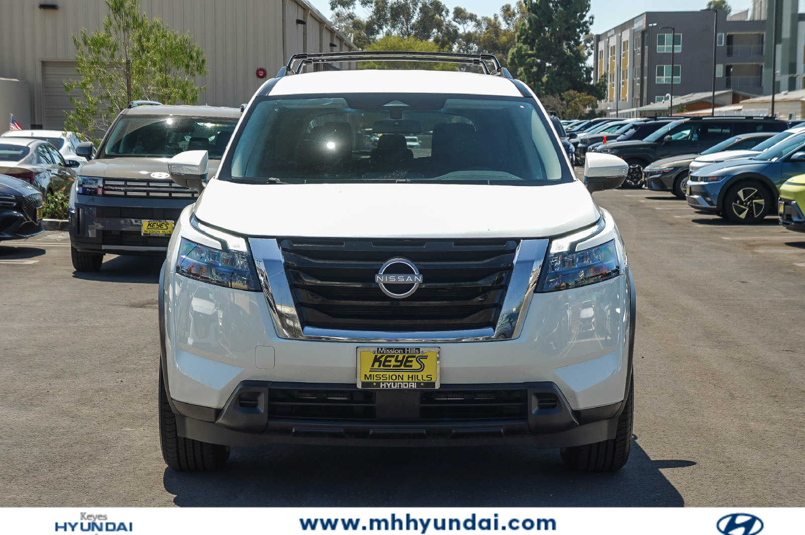 2024 Nissan Pathfinder SV Image 3 of 37