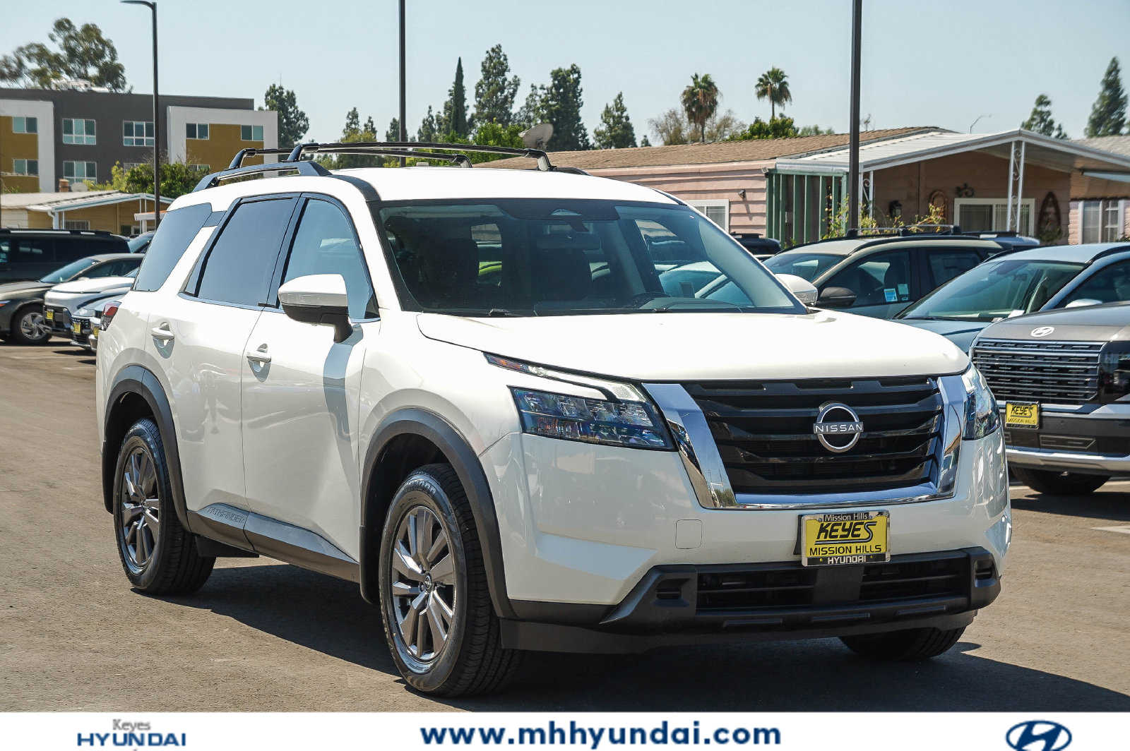 2024 Nissan Pathfinder SV Image 2 of 37
