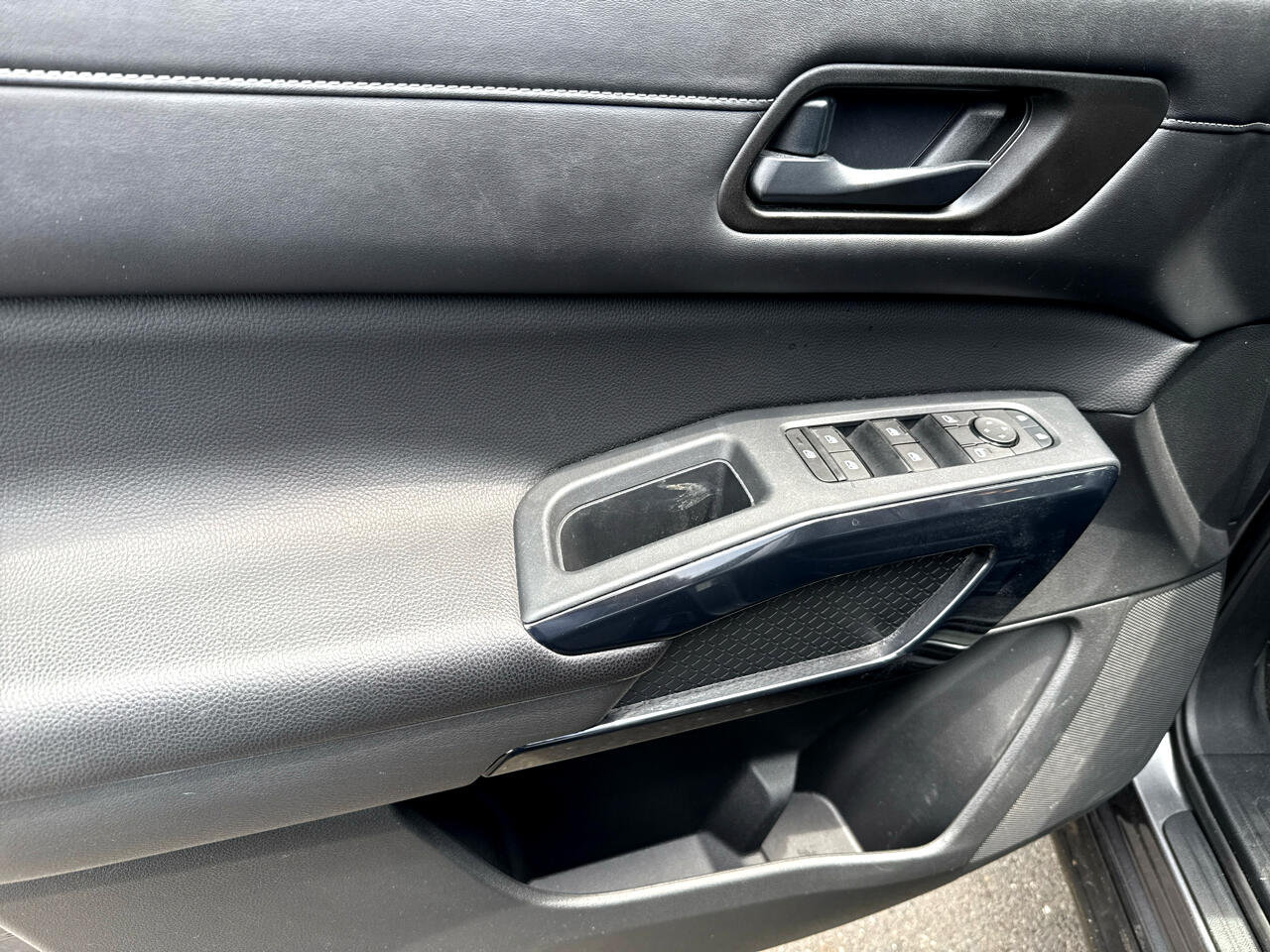 Vehicle image 15 of 18
