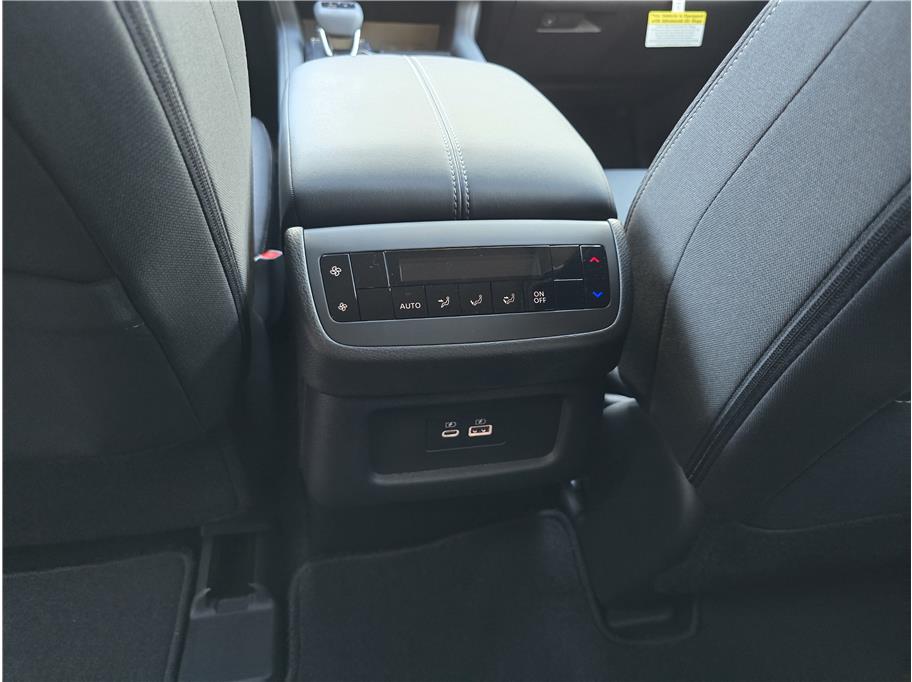 Vehicle image 17 of 20