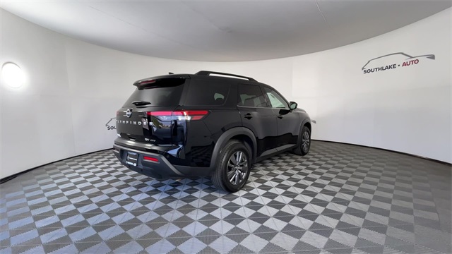 Vehicle image 6 of 26