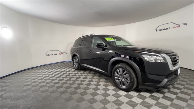 Vehicle image 4 of 26
