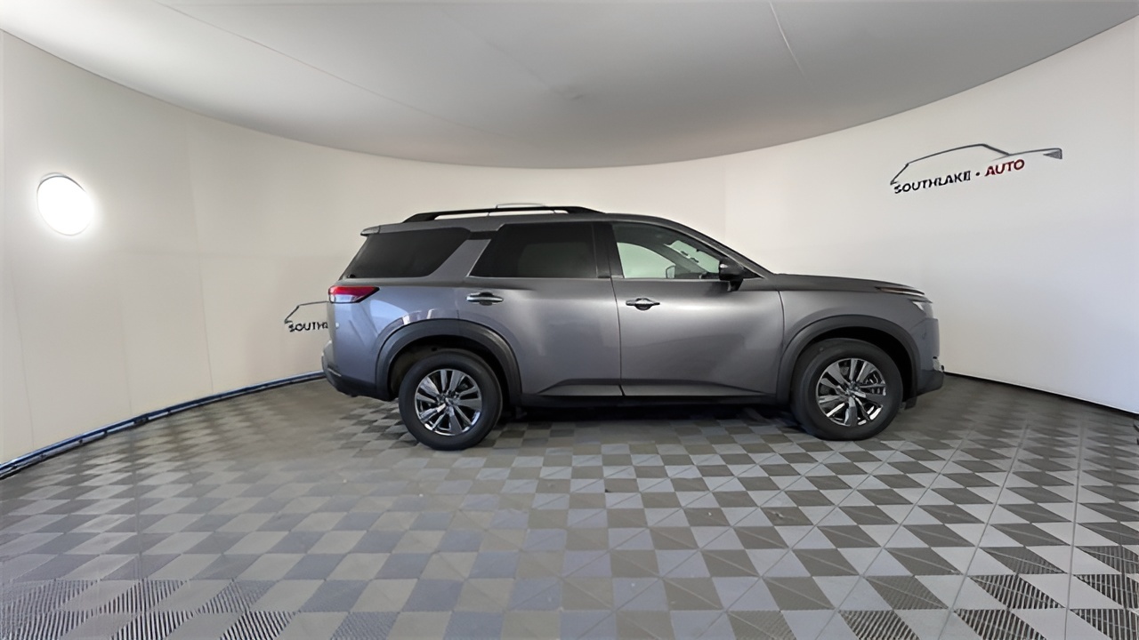 Vehicle image 31 of 35