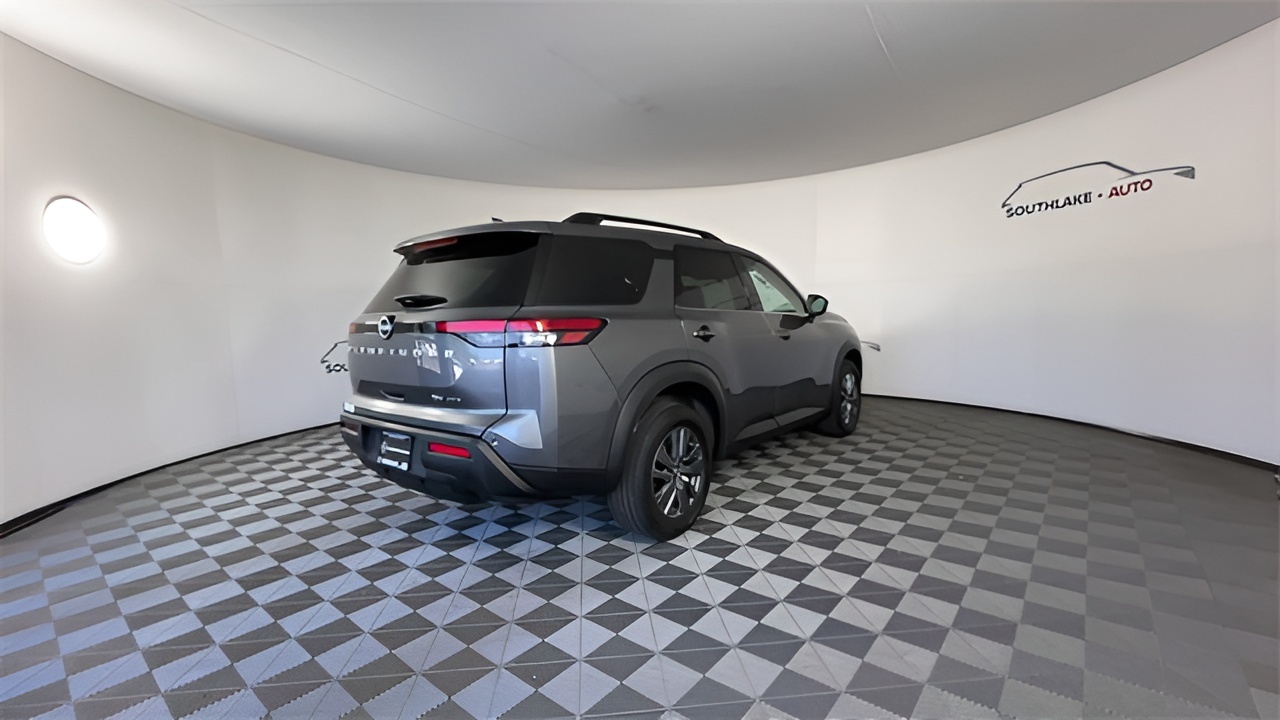 Vehicle image 32 of 35