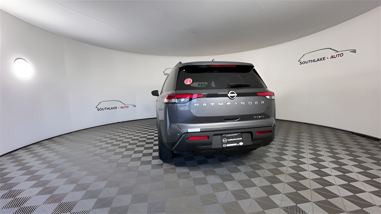 Vehicle image 33 of 35