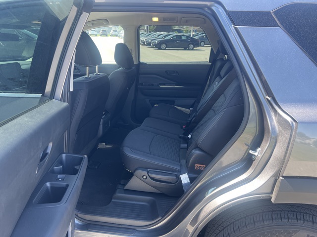 Vehicle image 23 of 25
