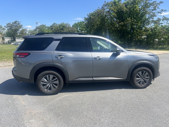 Vehicle image 4 of 25