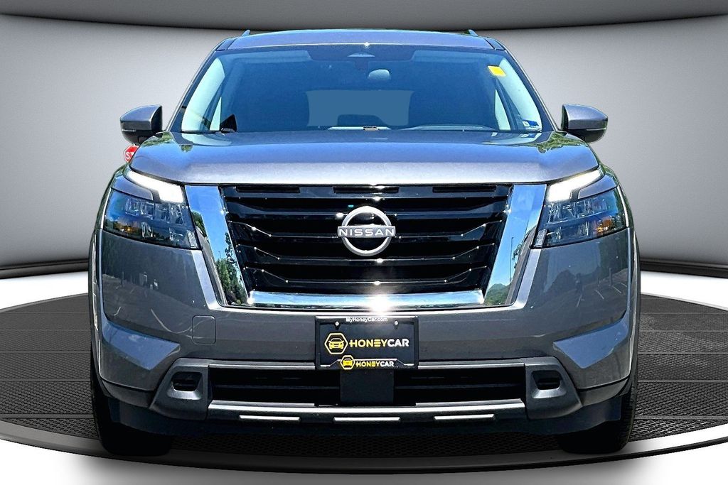 2024 Nissan Pathfinder SV Image 2 of 36