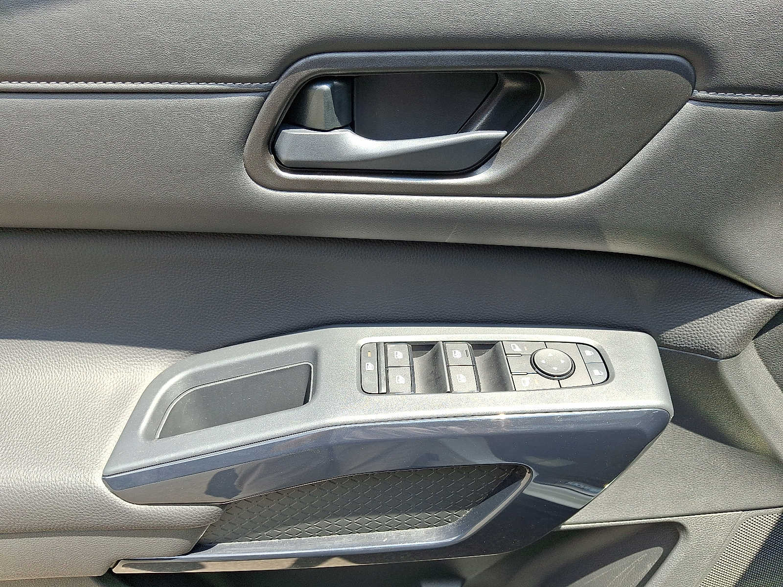 Vehicle image 21 of 33