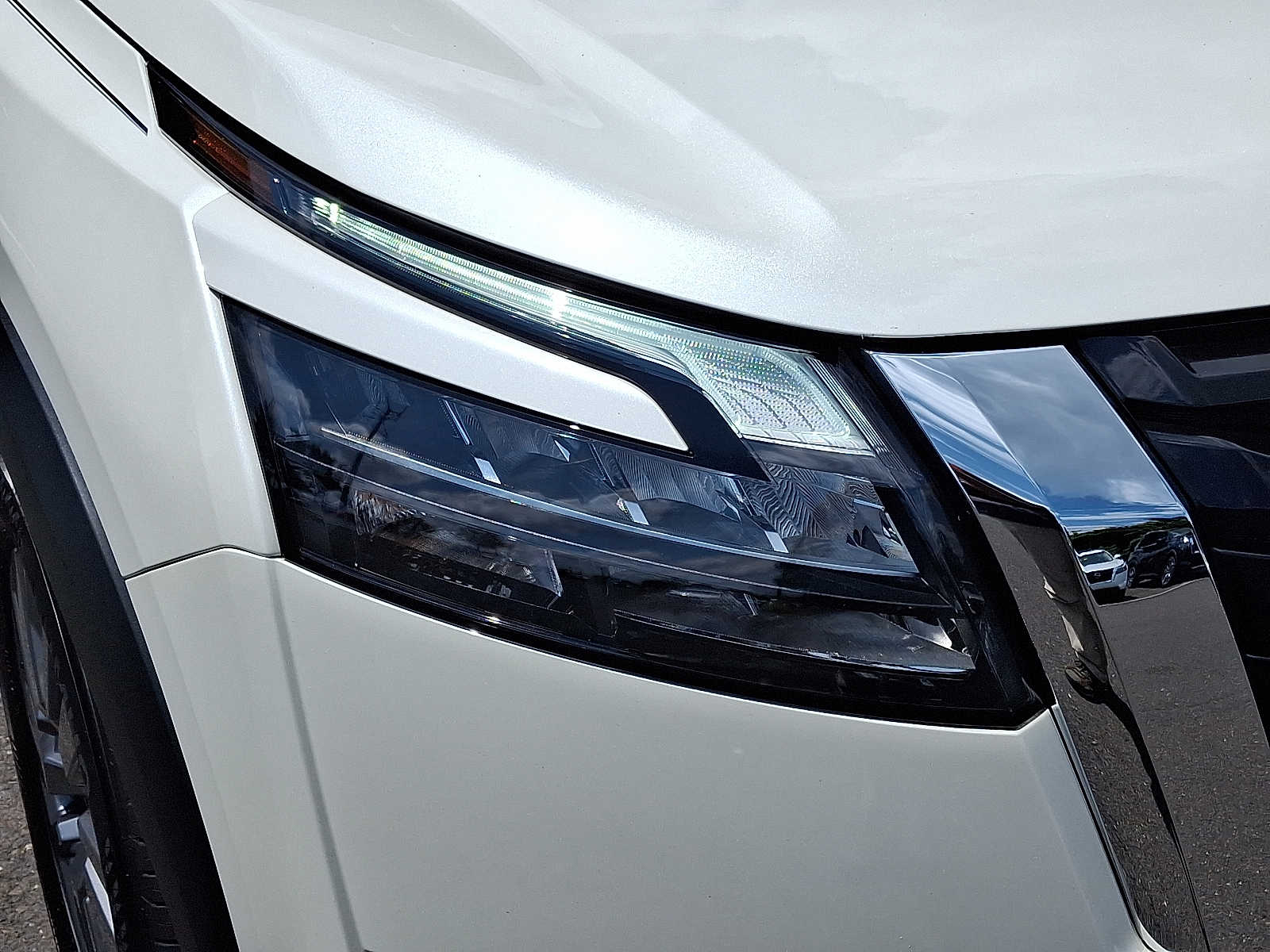 Vehicle image 27 of 33