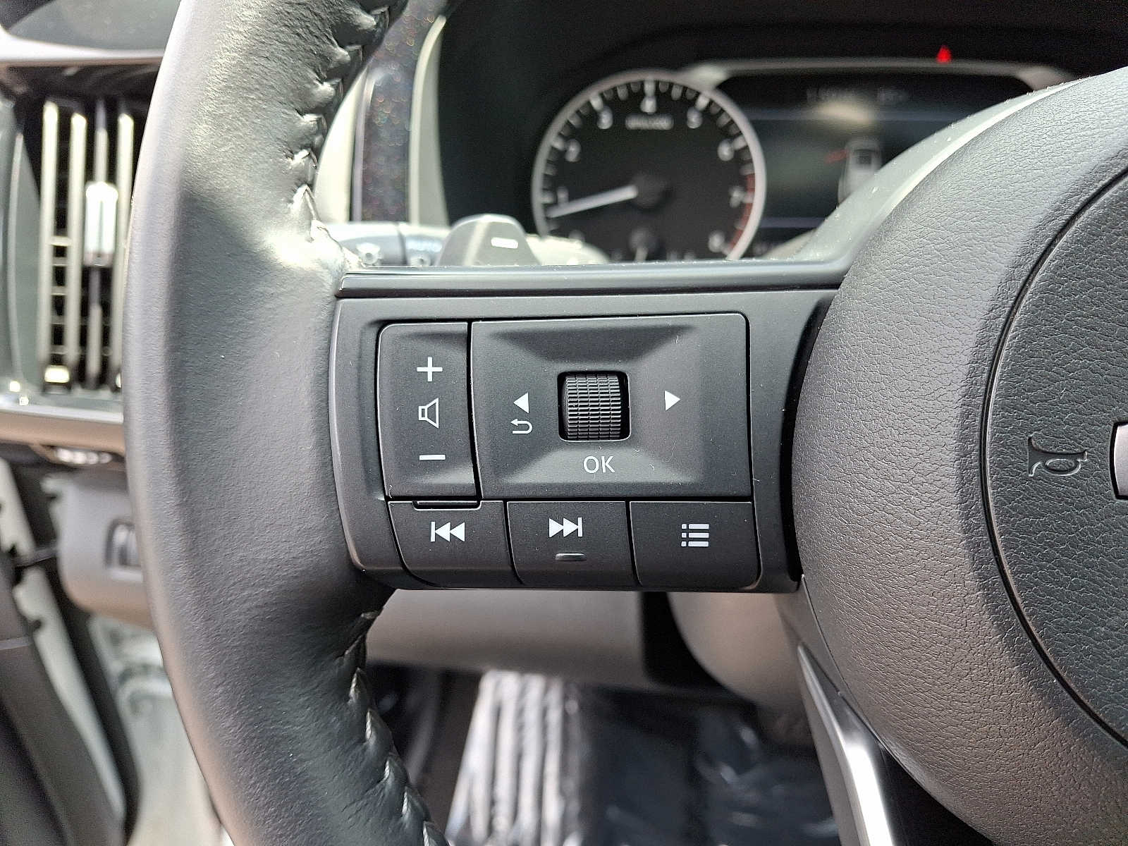 Vehicle image 16 of 33