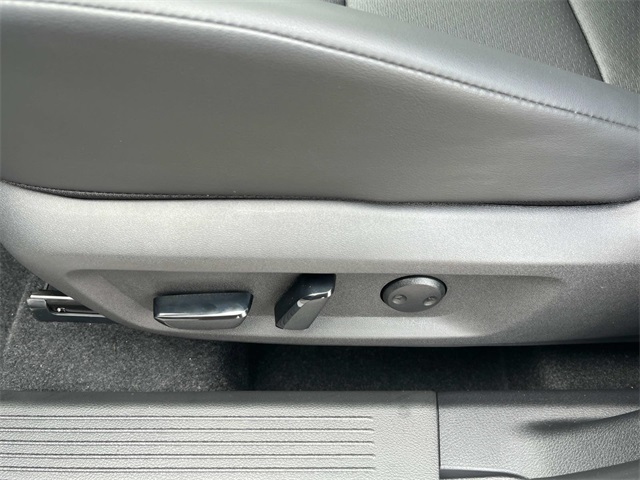 Vehicle image 25 of 35
