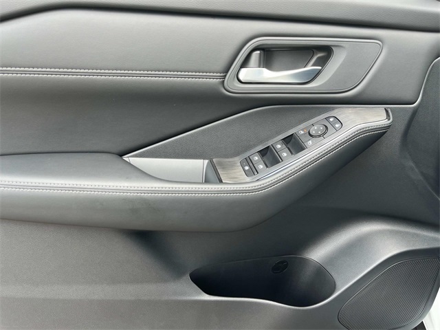 Vehicle image 23 of 35