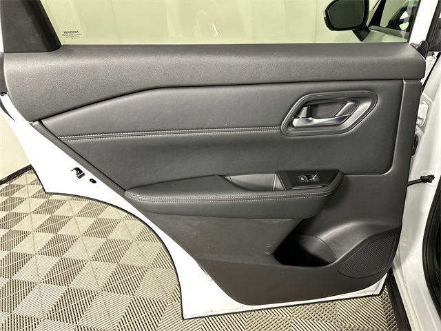 Vehicle image 27 of 41