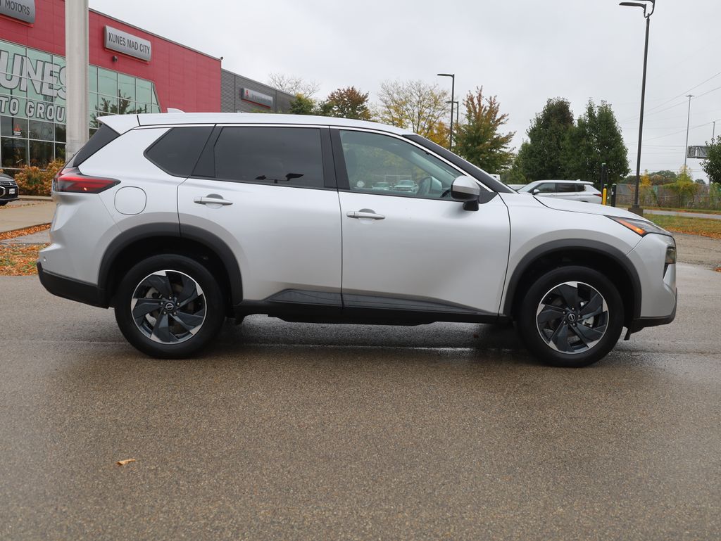 2024 Nissan Rogue SV Image 4 of 39