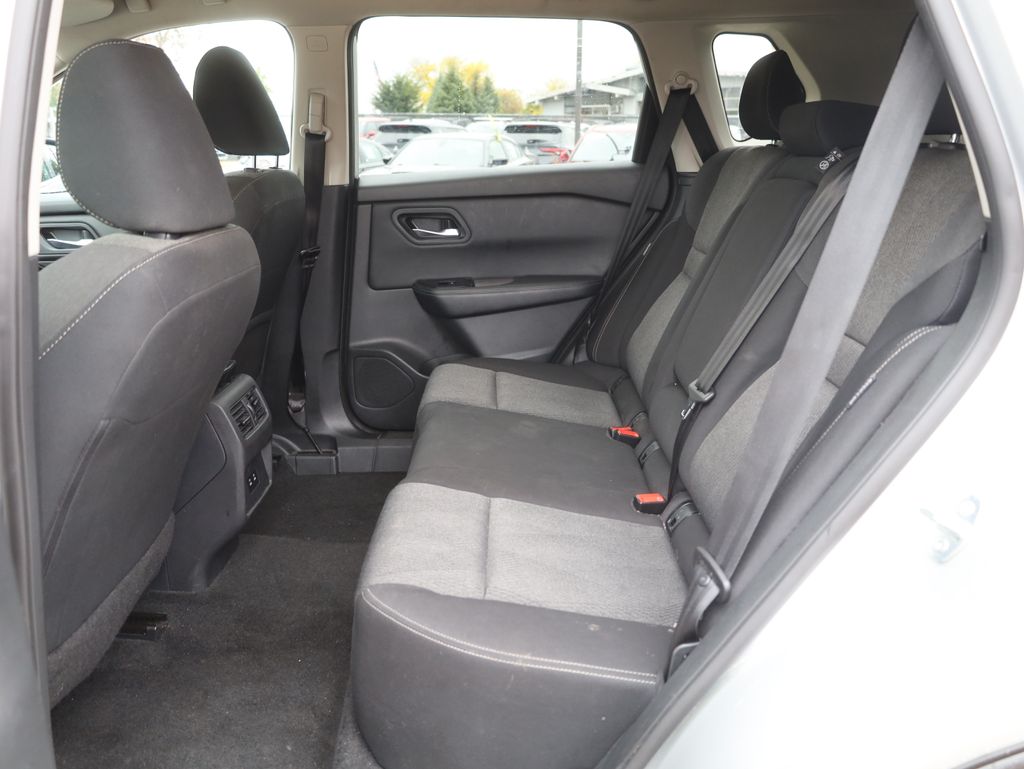 2024 Nissan Rogue SV Image 15 of 39