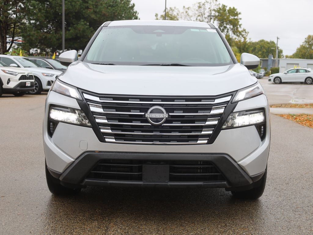 2024 Nissan Rogue SV Image 2 of 39