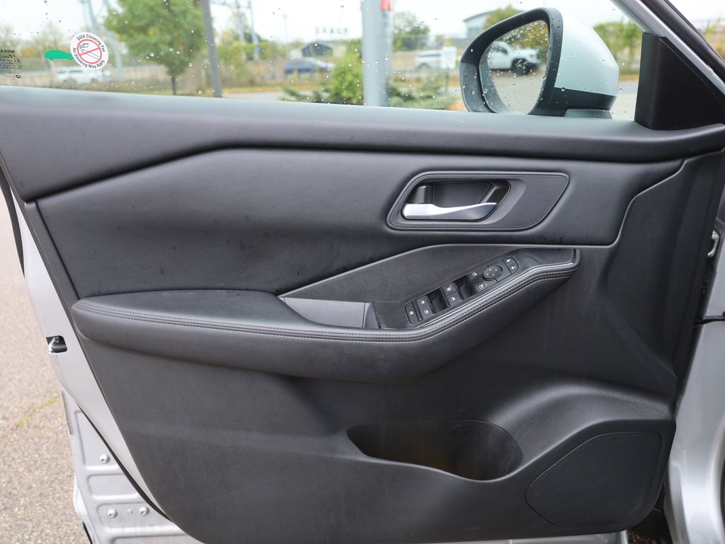 2024 Nissan Rogue SV Image 27 of 39