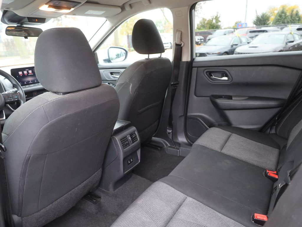 2024 Nissan Rogue SV Image 16 of 39