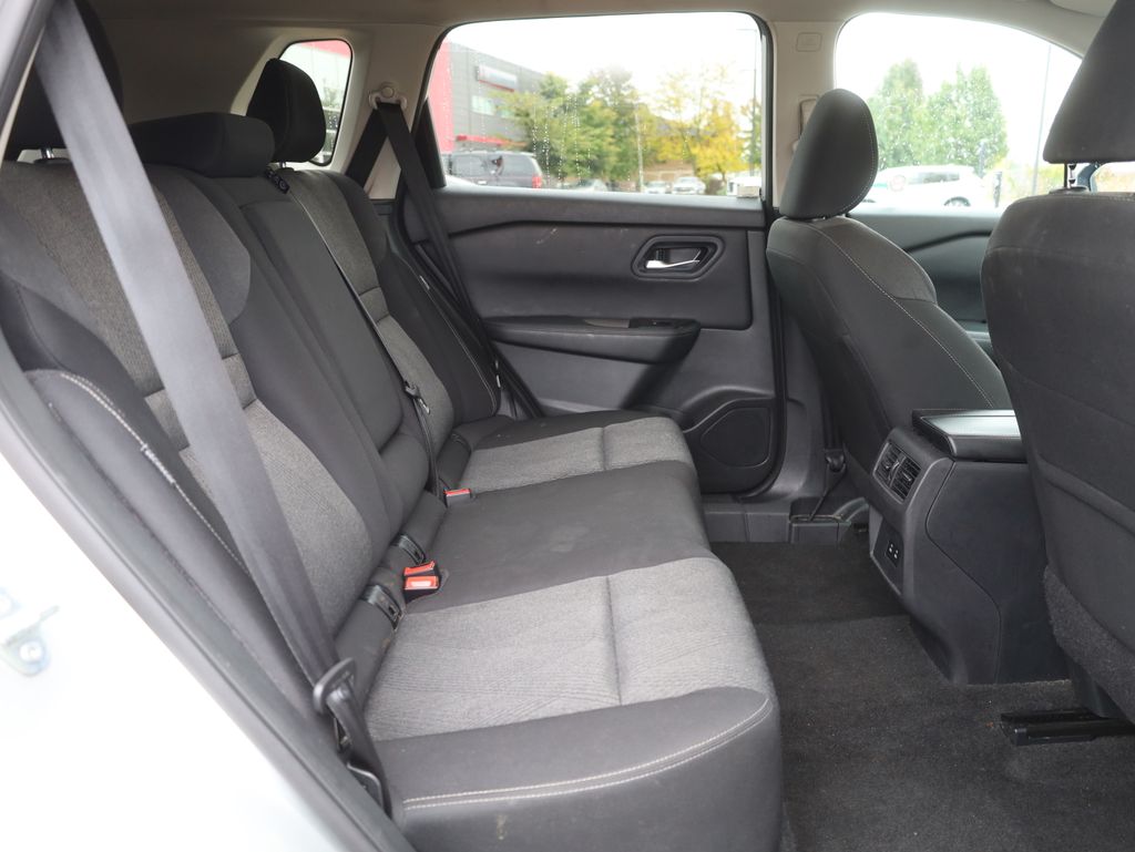2024 Nissan Rogue SV Image 11 of 39
