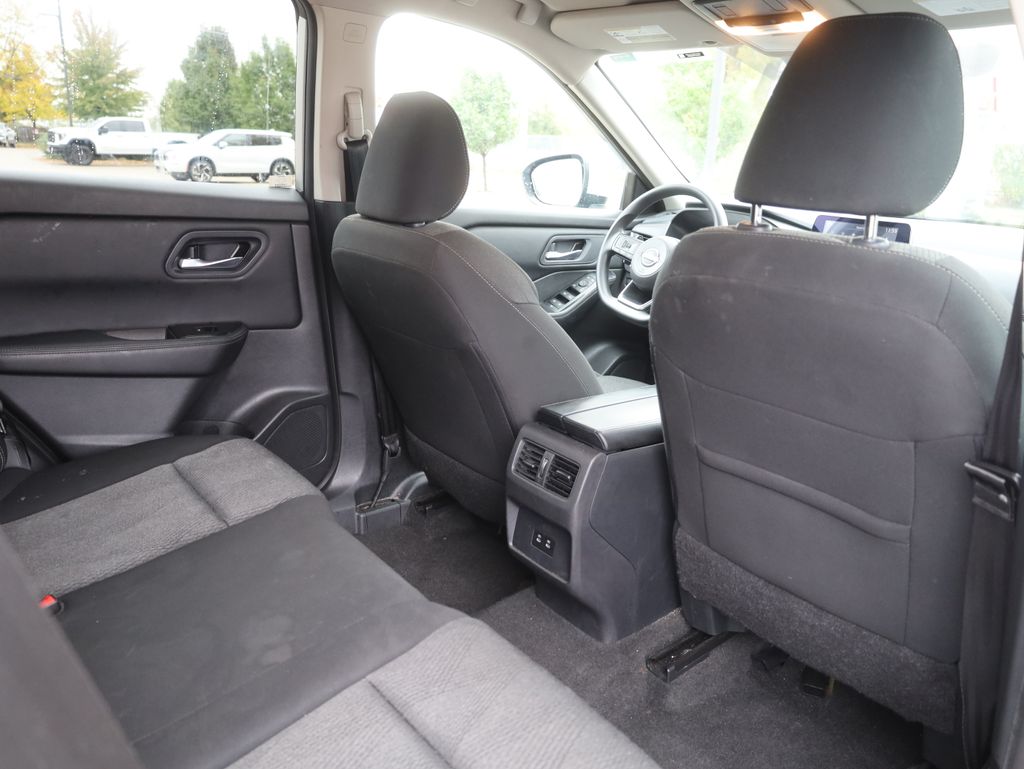 2024 Nissan Rogue SV Image 14 of 39