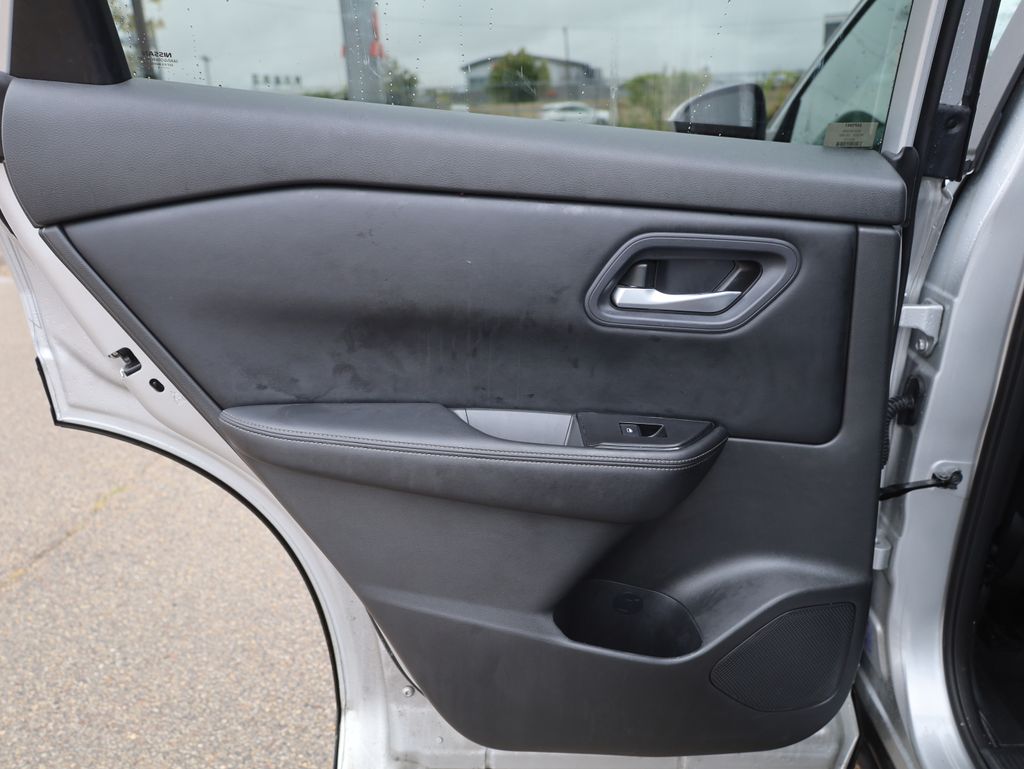 2024 Nissan Rogue SV Image 29 of 39