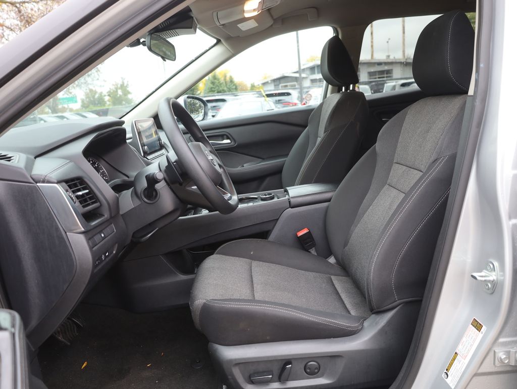 2024 Nissan Rogue SV Image 12 of 39