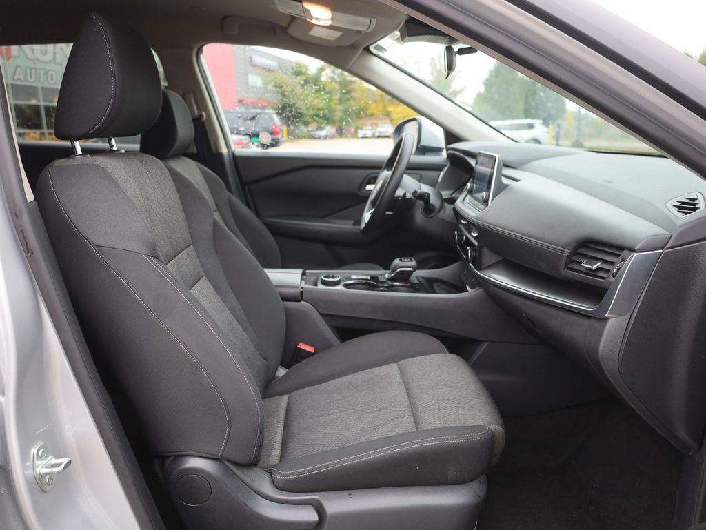2024 Nissan Rogue SV Image 13 of 39