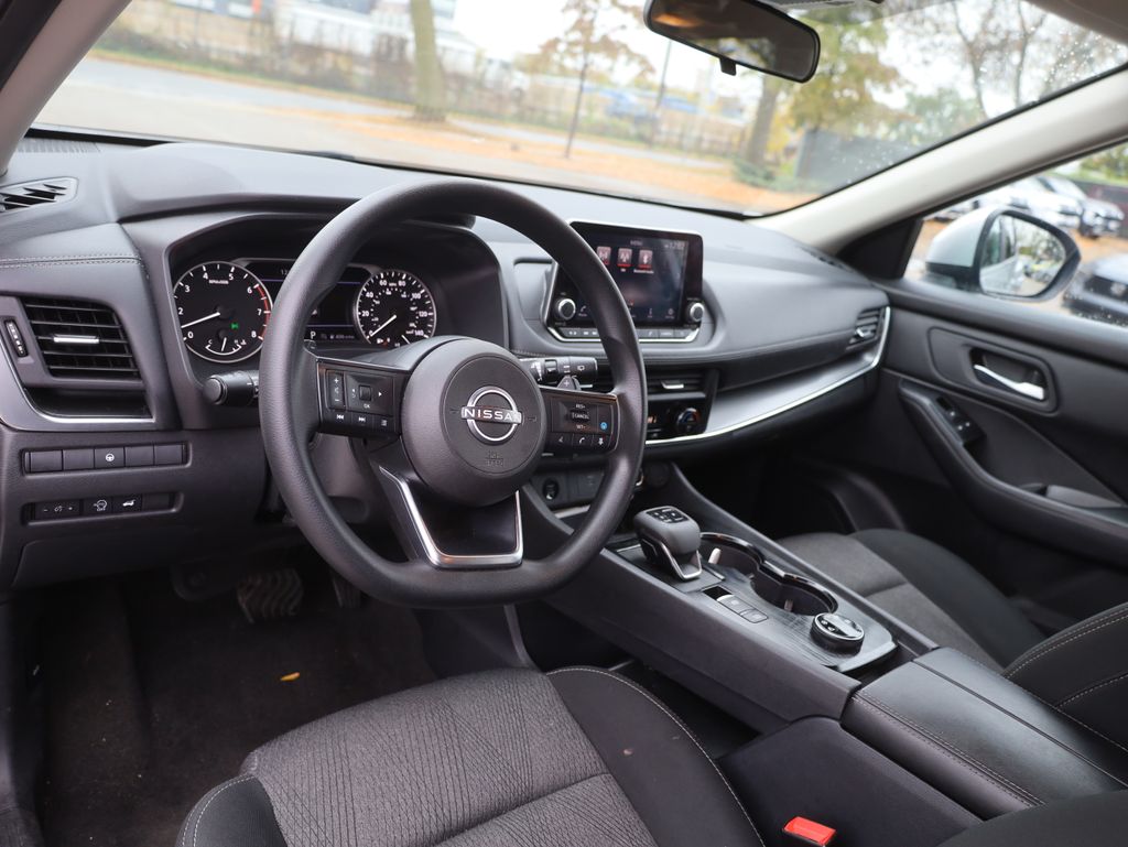 2024 Nissan Rogue SV Image 17 of 39