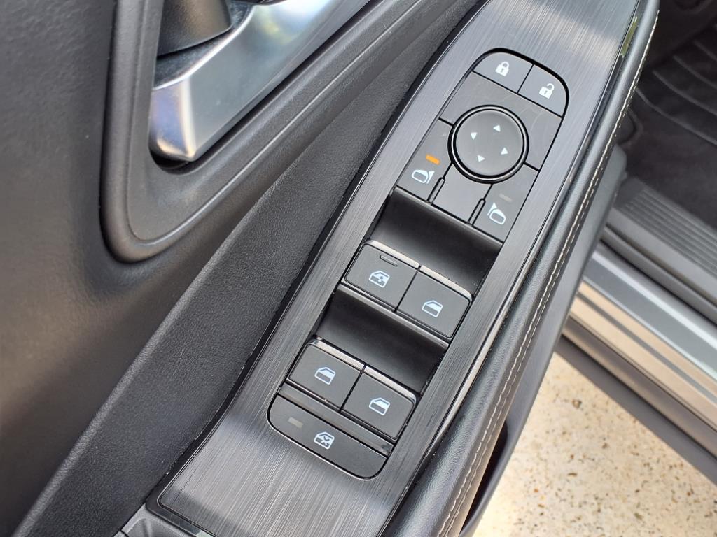 Vehicle image 22 of 31