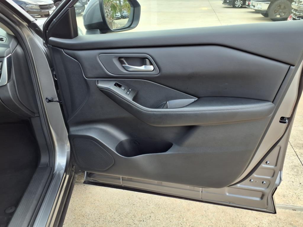 Vehicle image 13 of 31